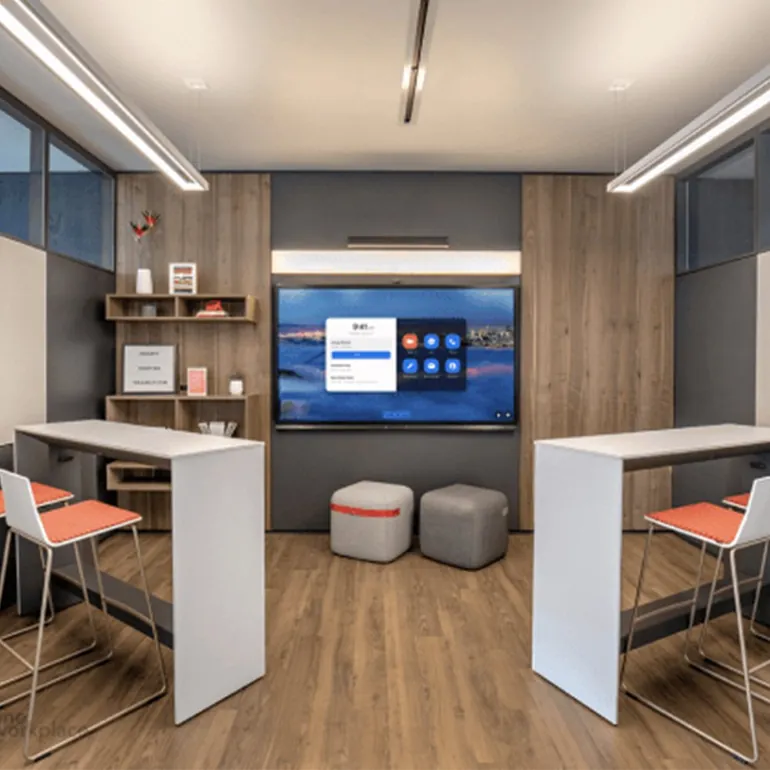 Zoom Rooms ile donatılmış, dokunmatik ekranlı küçük toplantı odası